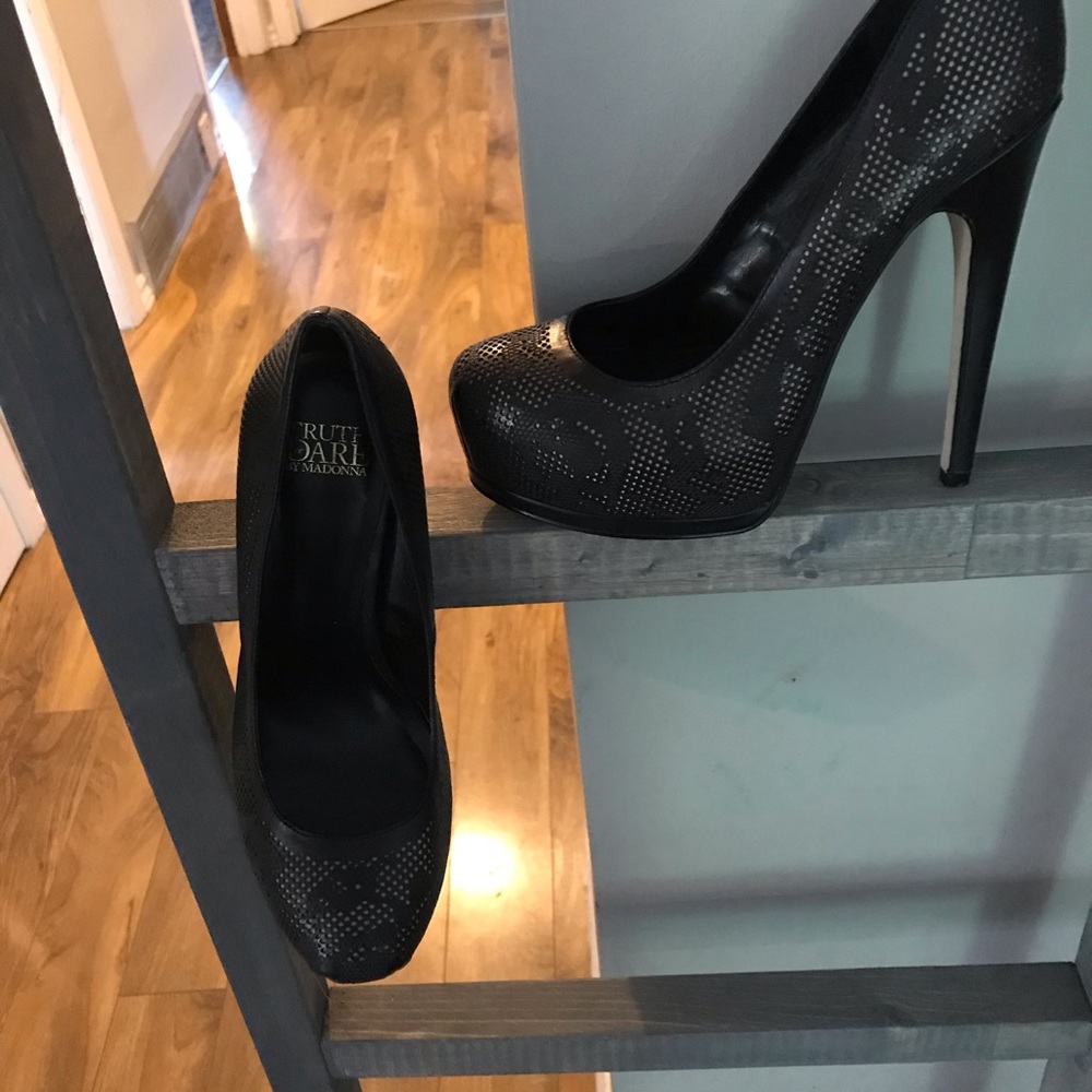 Madonna pumps